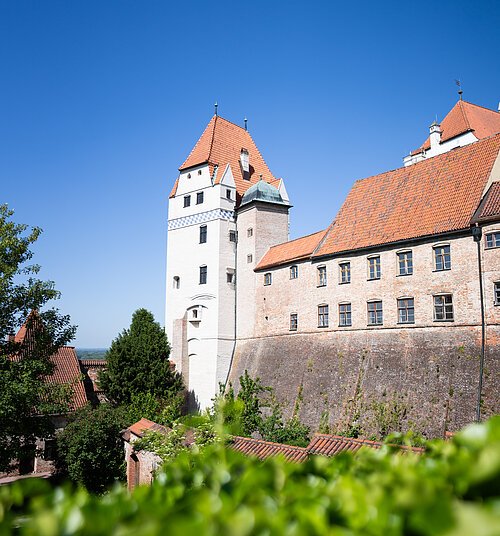 Landshut, Burg Trausnitz, Blick von den Parkplätzen oberhalb des Hühnergrabens auf die Burganlage, links der Wittelsbacher Turm