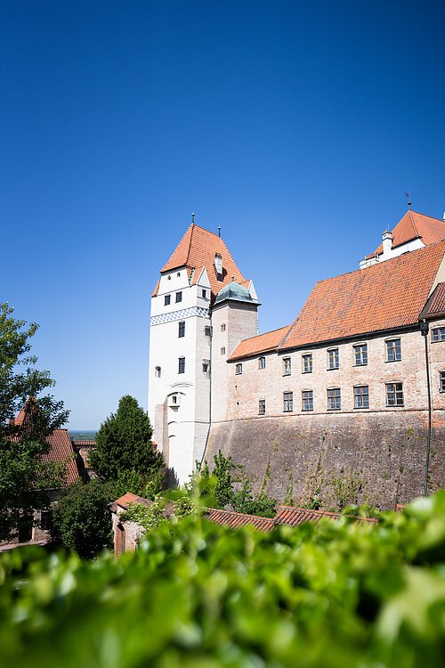 Landshut, Burg Trausnitz, Blick von den Parkplätzen oberhalb des Hühnergrabens auf die Burganlage, links der Wittelsbacher Turm
